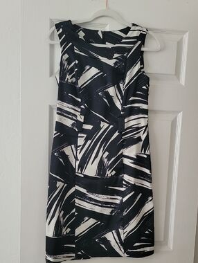 Sleeveless Black and White Brushstroke Shift Dress